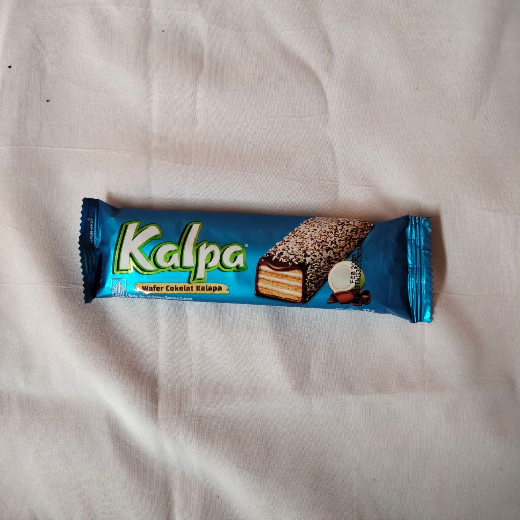 

Kalpa wafer lapis coklat dengan taburan kelapa