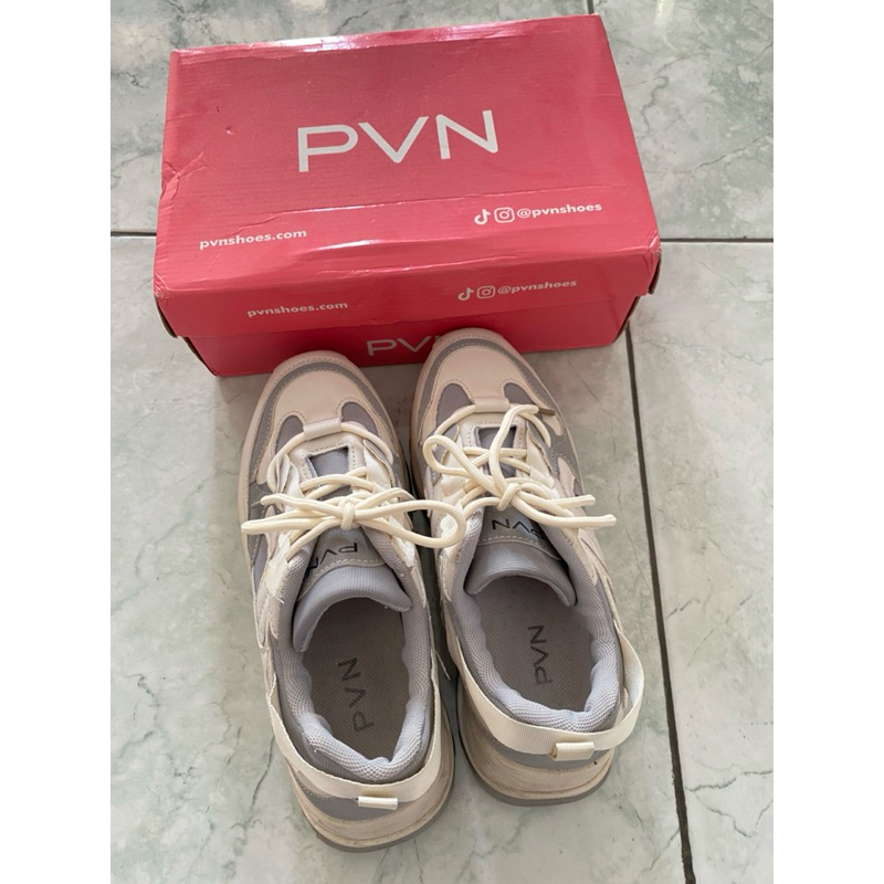 PRELOVED SEPATU SNEAKERS PUTIH ABU PVN