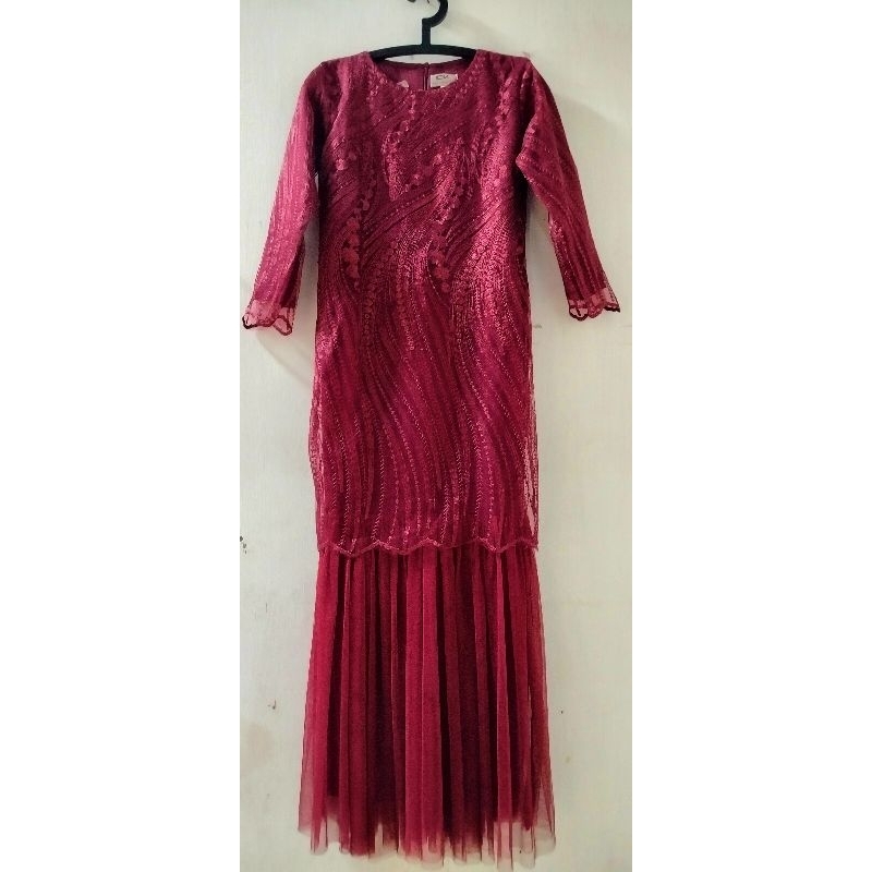 DRESS PESTA MAROON