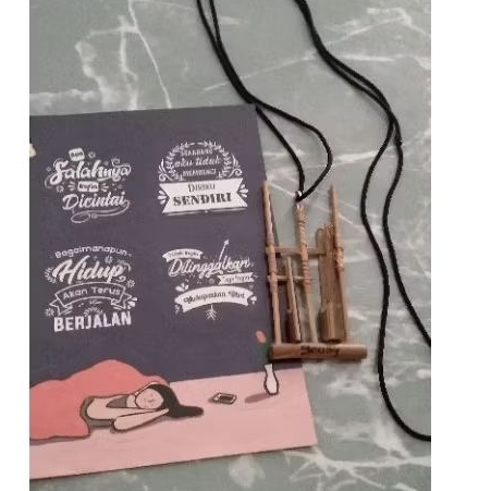 Aksesoris Souvenir Official Miniatur Kalung Angklung Saung Udjo [Hadiah gratis random]
