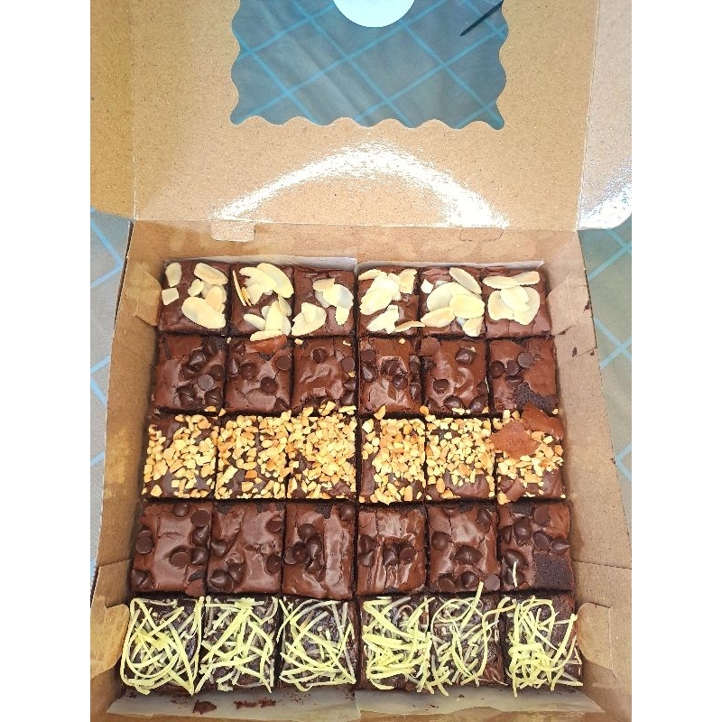 

FUDGY BROWNIES UK 20×20 (25 potong) PREMIUM