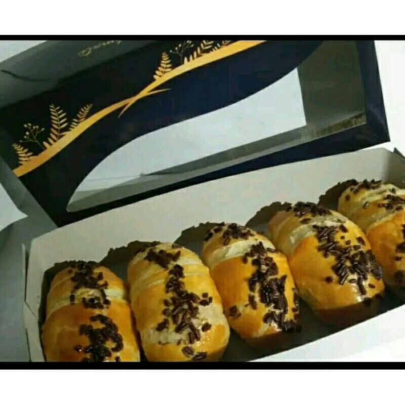 

pisang bolen coklat 1box isi 5 pcs