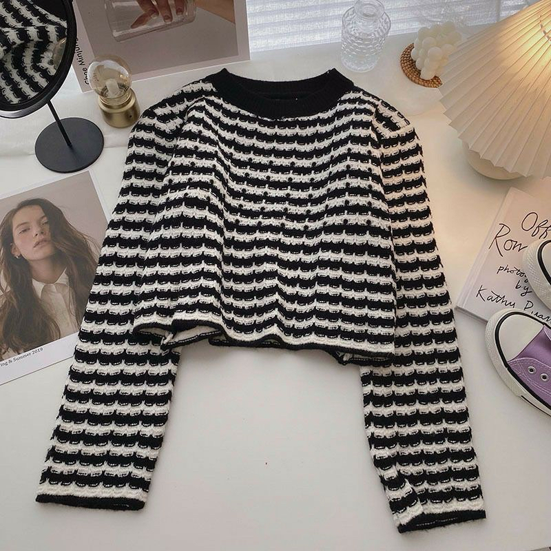 Sweater Crop Top Import Hitam Putih