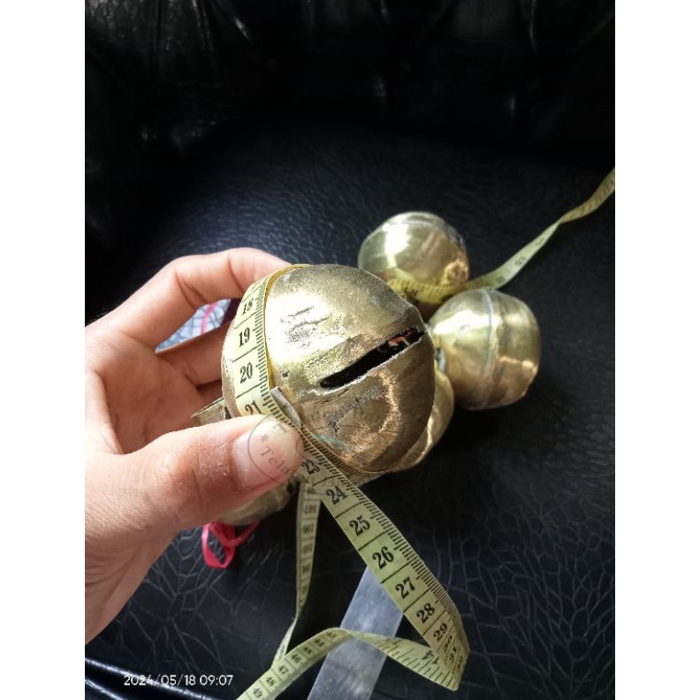 KODE R46F Klontong sapi besar  Orok  Lonceng kuningan Kelontong bulat bundar Kelunthong sapi Korakan