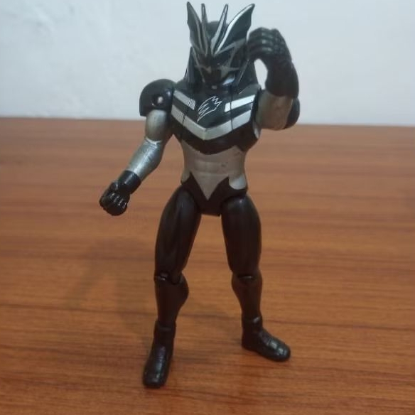 Mainan Action Figure Ksatria Baja Hitam