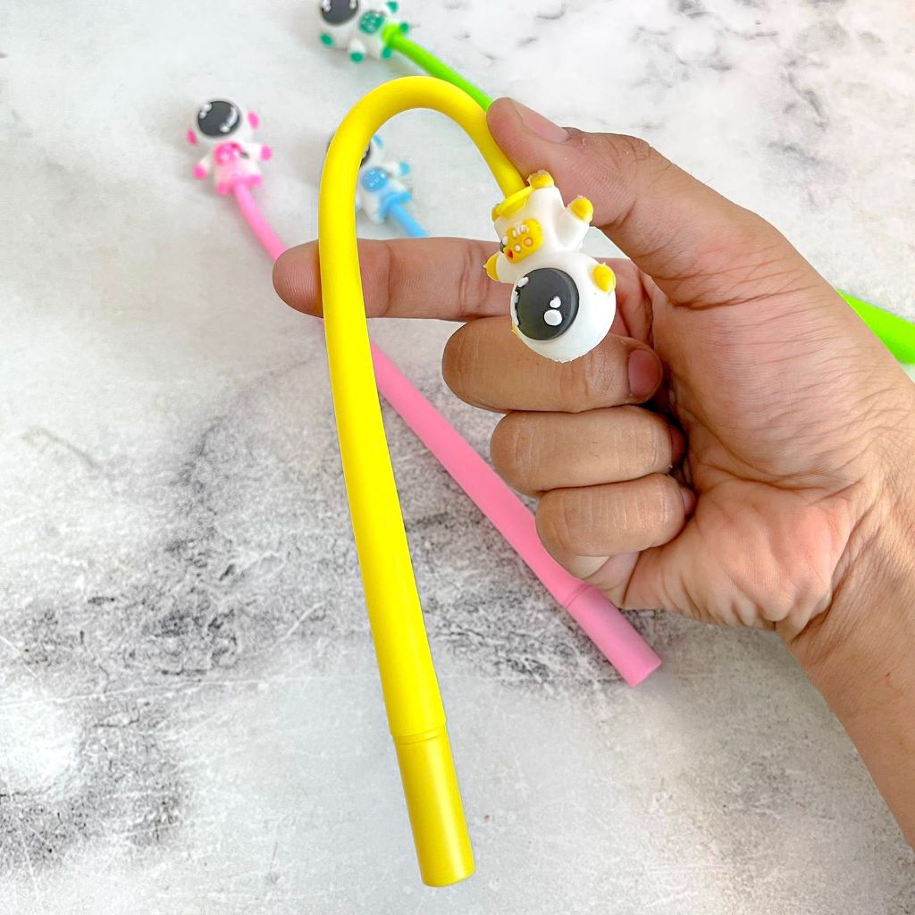 

Pena / Bolpoin / Pulpen Lentur Goyang Karakter Kartun Astronot Tinta Gel Hitam Pen Doodle Head Elastis Boneka Lucu Astronaut Langit To The Moon Alat Tulis Kantor ATK Hadiah Unik Lucu Anak Dewasa
