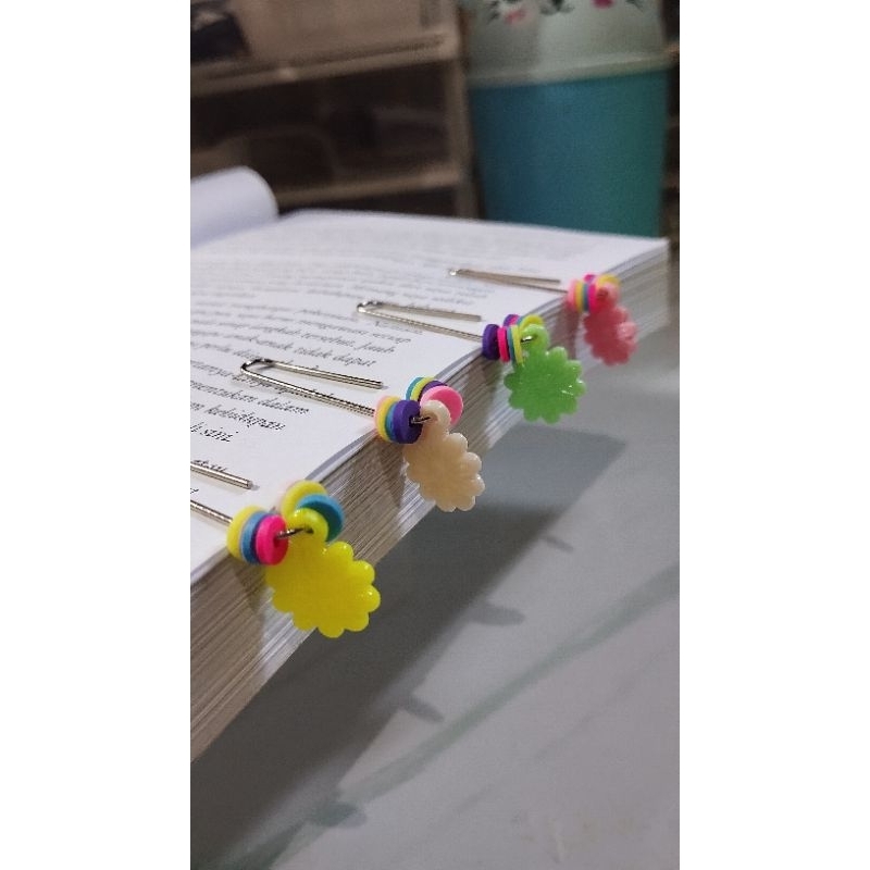 

penanda buku | bookmark