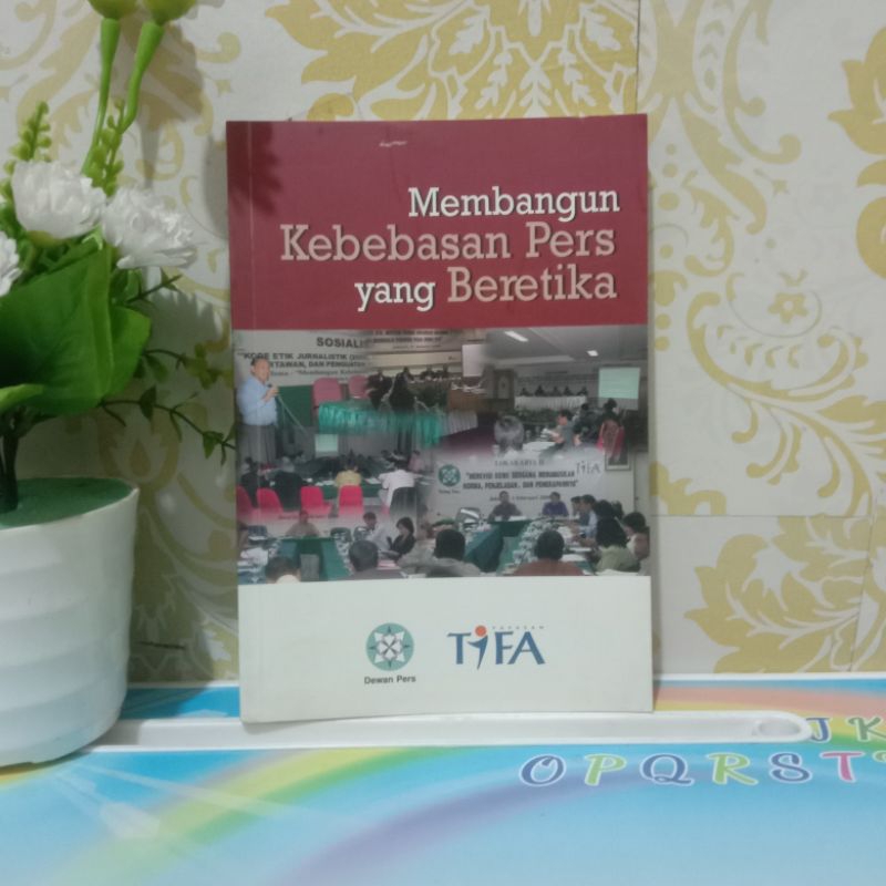 BUKU MEMBANGUN KEBEBASAN PERS YANG BERETIKA