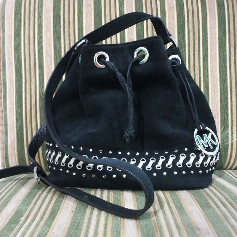 Tas serut bahan suede warna hitam MK