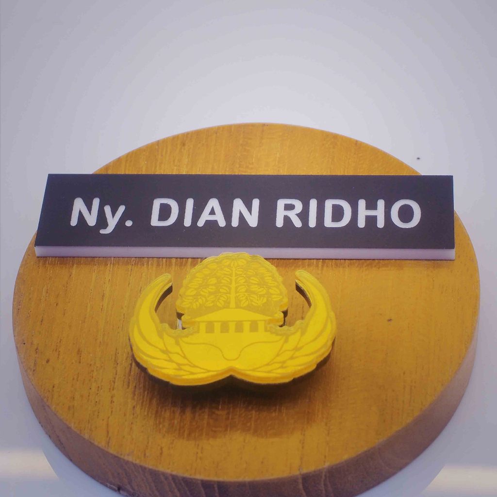 

Papan Nama Dada Grafir Papan Nama Dada Plus Pin Korpri Akrilik pengait Peniti