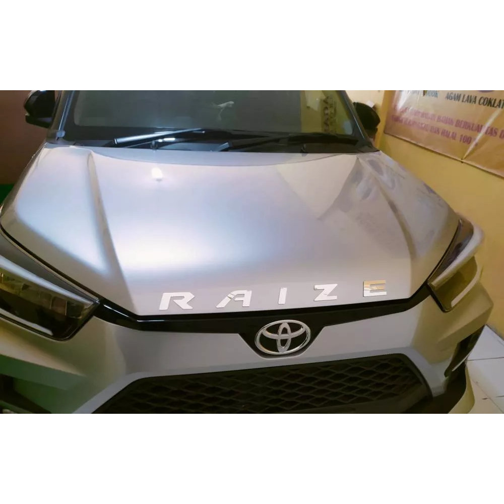 Emblem Kap Mesin Toyota Raize