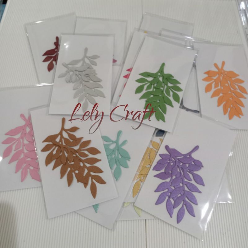 

Cutting dies set daun Glitter #01 isi 2pcs untuk scrapbook jurnal jurnal hiasan mahar frame pigura