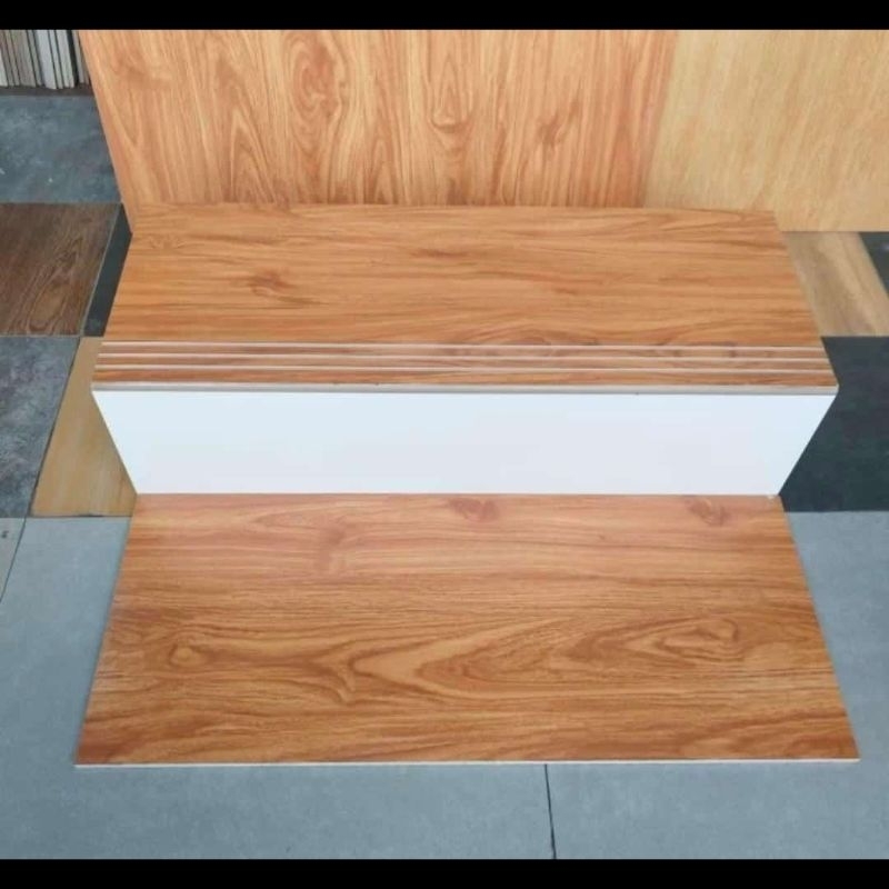 Granit anak tangga kombinasi motif kayu doff + putih polos glossy ukuran 30x80+20x80