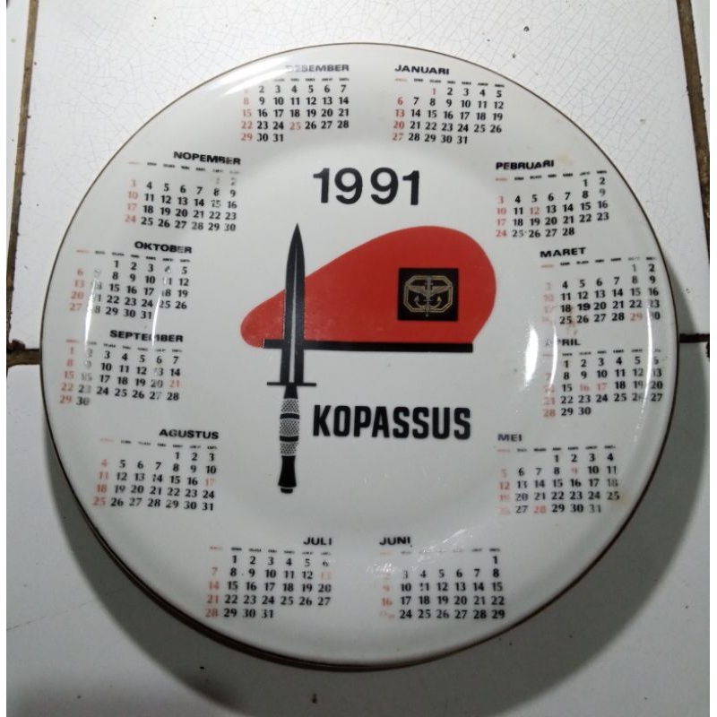 Piring Keramik Kalender 1991 Korps Baret Merah" 26Cm