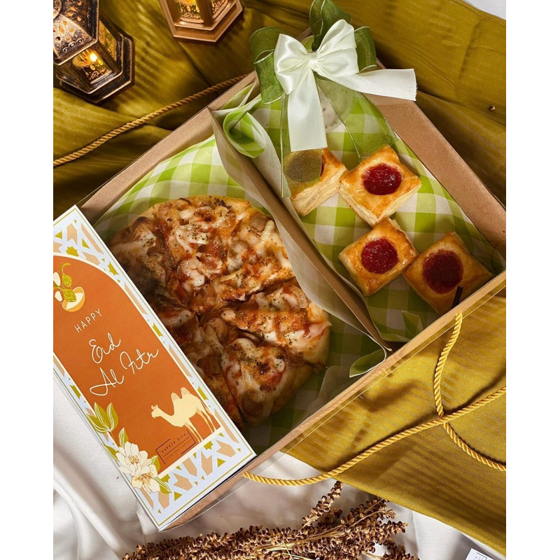 

Hampers RAYA III Isian Pizza & 4 pcs pastry FREE Greeting Card