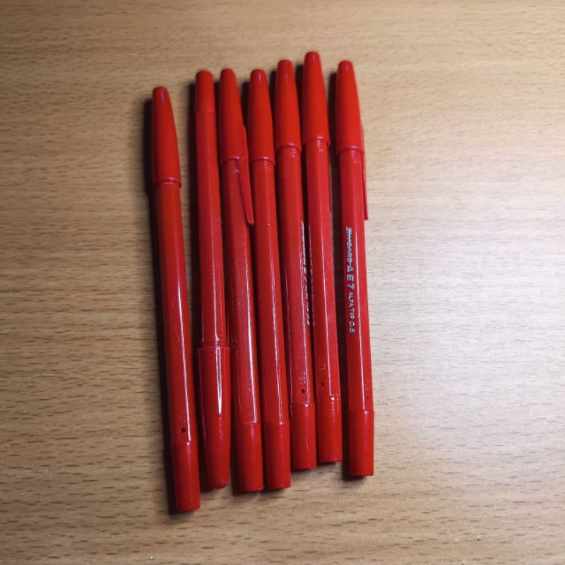 

BOLPEN / BALLPOINT / PULPEN / POLPEN STANDARD AE7 - (RED/MERAH)