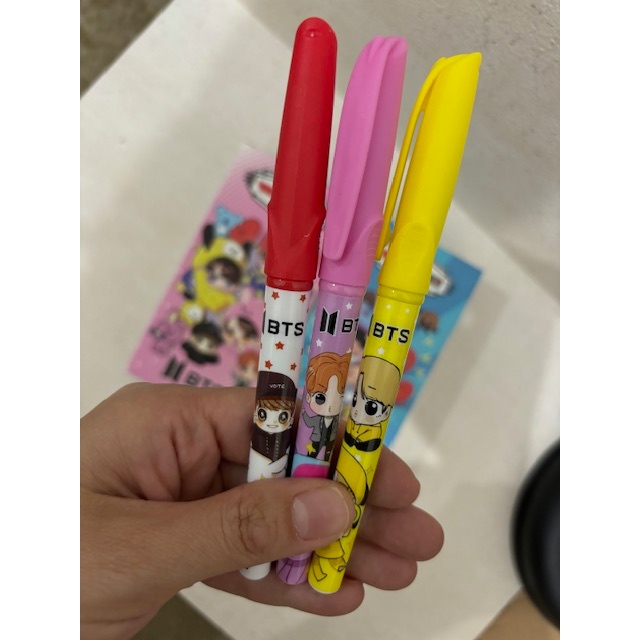 

Bolpen Murah / Pen / Pulpen V-TRO Motif BTS/ Sanrio/ Doraemon FANCY