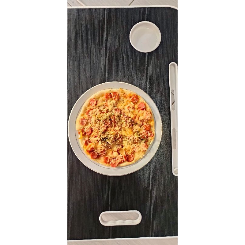 

pizza homemade sosis dengan jagung dan keju