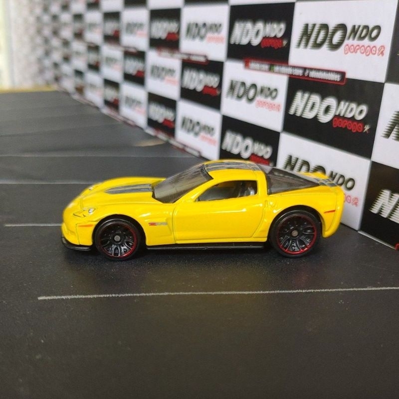Hot Wheels '12 Corvette Z06 Yellow New Loose Giftpack 2014