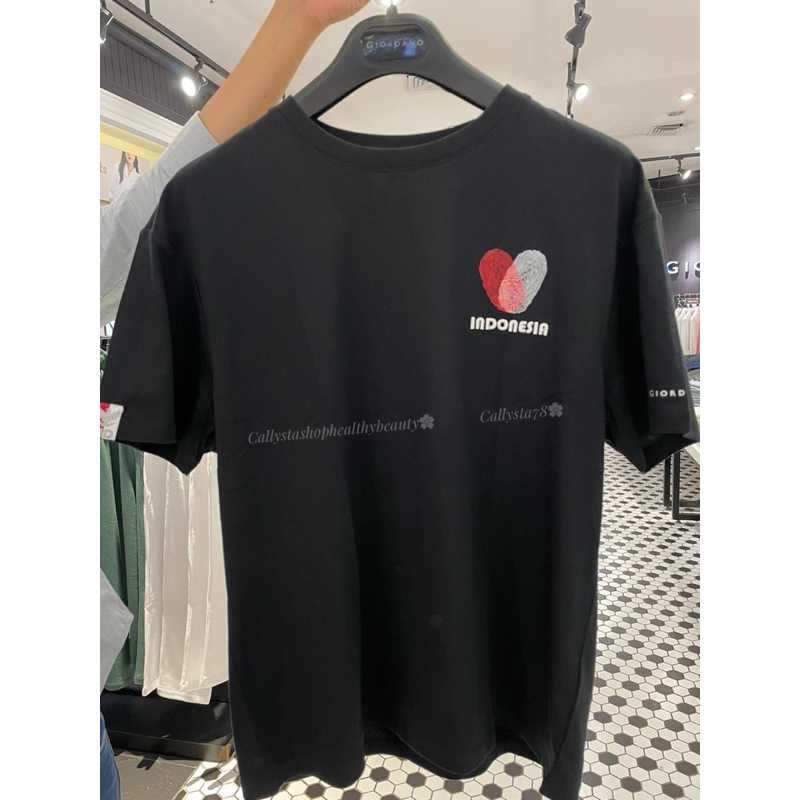 Giordano Tee Man Natday Signature Black Kaos Pria Giordano Size S M L XL XXL