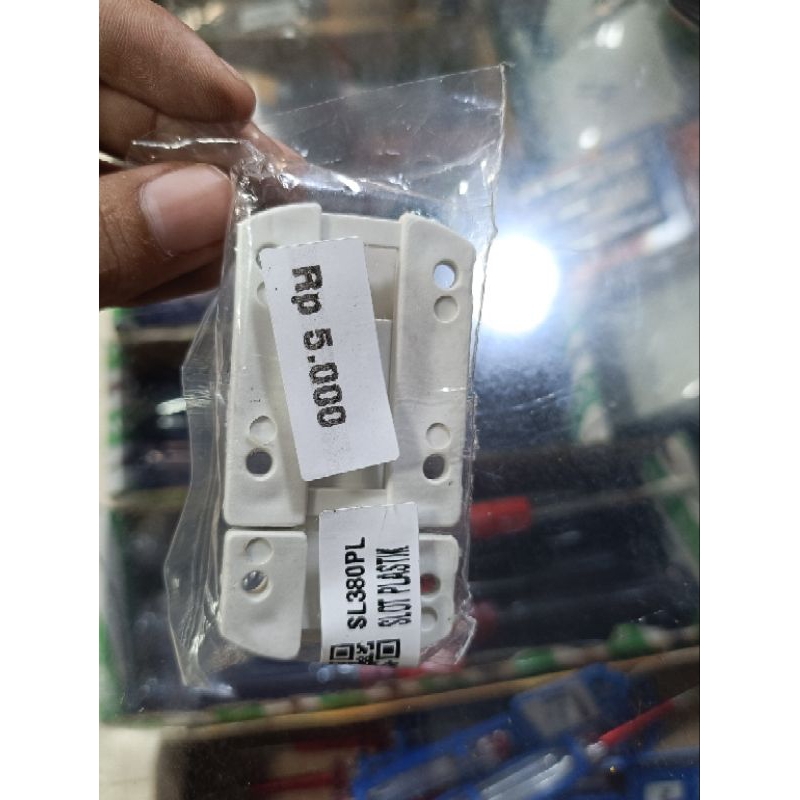 SLOT PINTU PLASTIK SLOT PINTU KAMAR MANDI
