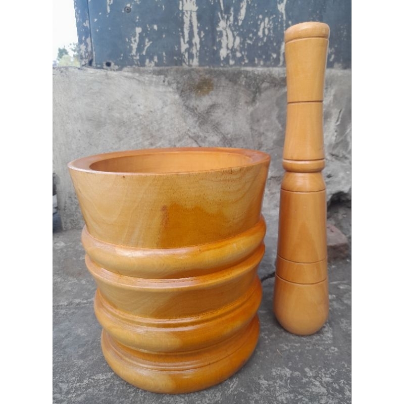 lumpang kayu besar plus alu