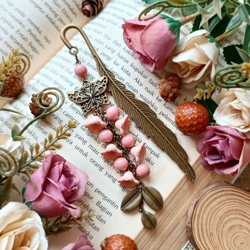 

Bookmark Pembatas Buku Vintage Metal Besi Lily