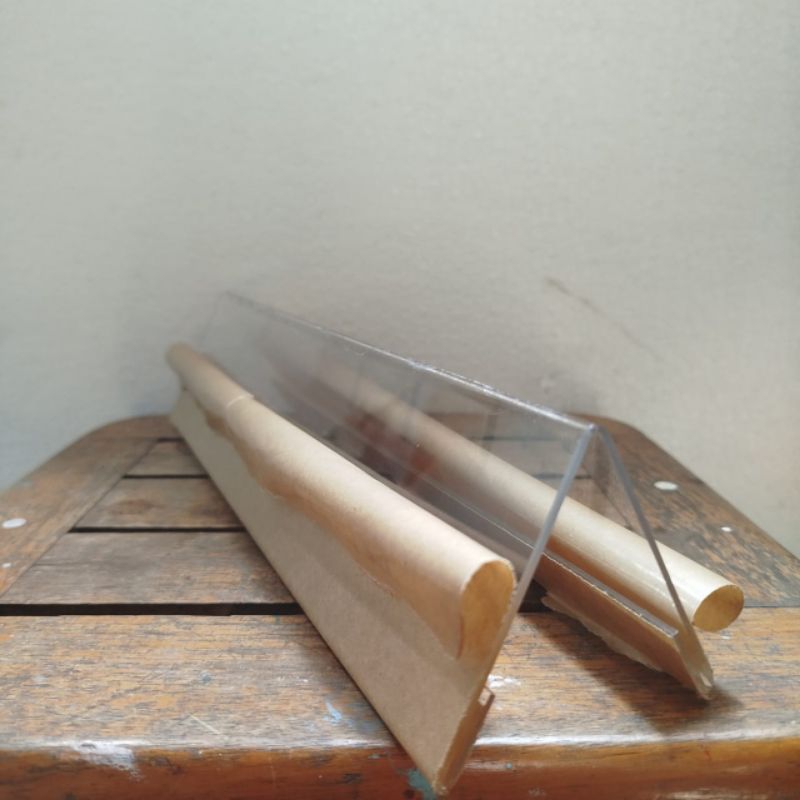 

Akrilik papan nama segitiga uk 6 x 30 cm Tebal 2 mm bisa selip kertas 2 sisi