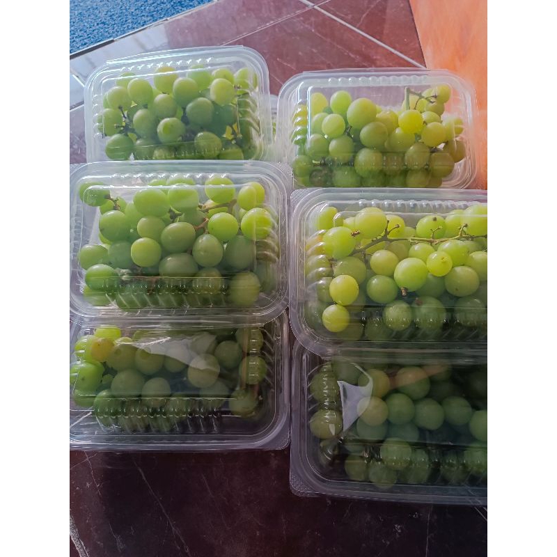 

grapes shine muscat