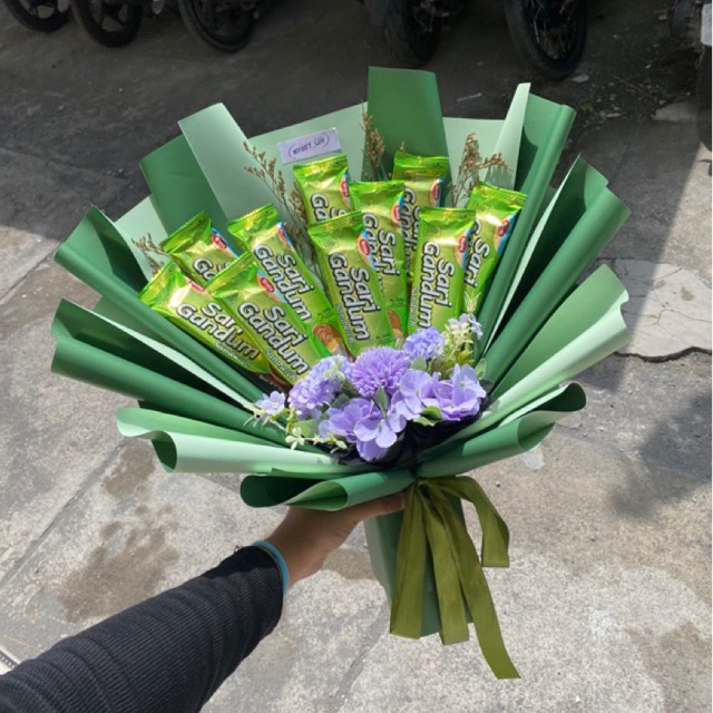 

BUKET SNACK SARI GANDUM MIX BUNGA ARTIFICIAL