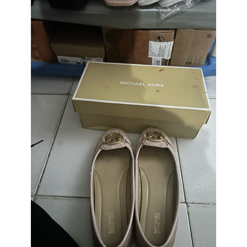 preloved sepatu mk original ya