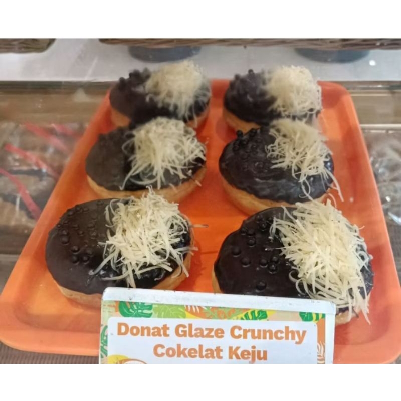 

Donat Glaze Cruncy Coklat Keju Suzana Bakery