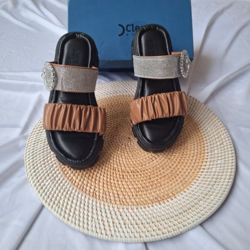 CLEEO Sandal Tali Flatfrom Wedges Sandal Wanita Kerut Gesper