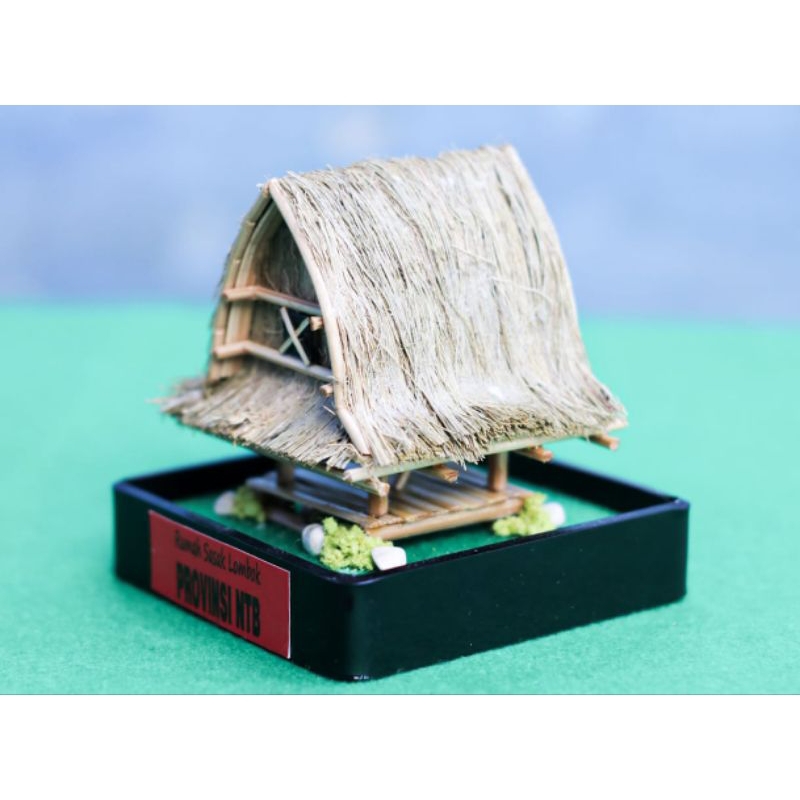 Miniatur Rumah adat sasak Lombok Prov. NTB diameter 8cm