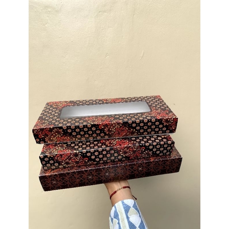 

Box Kardus Baju - Wahyu Kembar