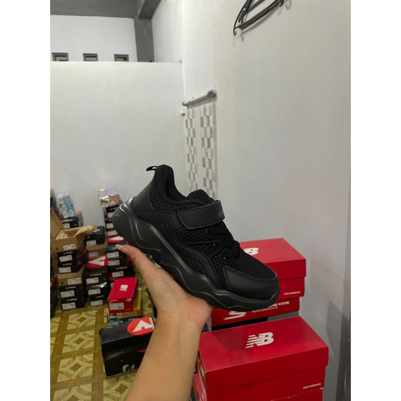 DIADORA HUBERT HITAM