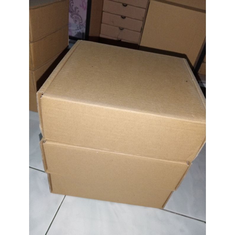 

Box Kotak Kardus Tebal Hampers size 20x15x5cm