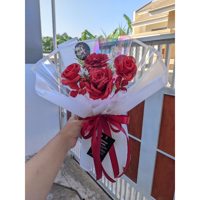 

Buket Mawar Merah Hadiah Graduation Birthday Momen Spesial
