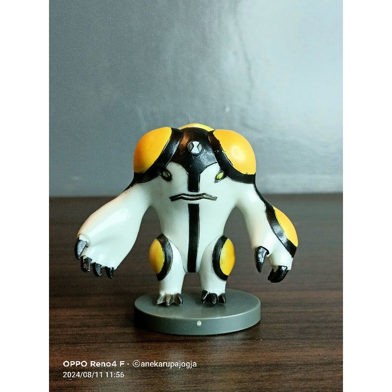 action figure alien ben 10 cannonbolt
