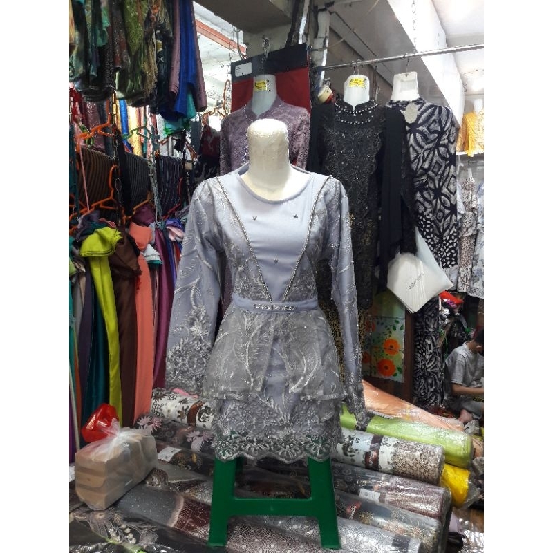 kebaya wisuda modern broklat corneli plus payet warna silver