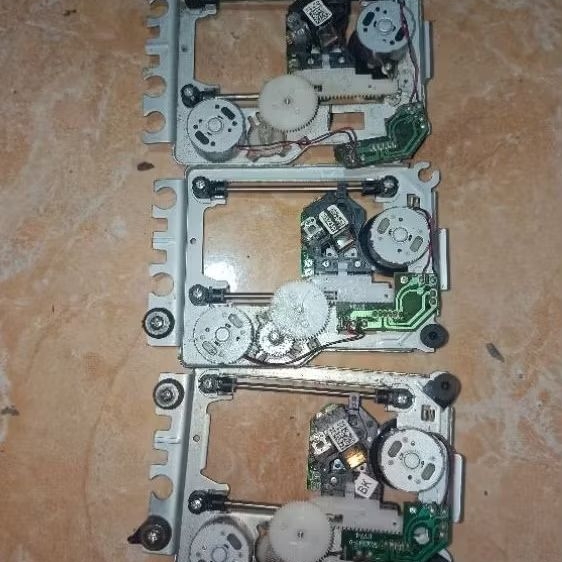 MELANIK OPTIK DVD PLAYER 3 STAPPER KONDISI RUSAK DVD ROM PROJECK