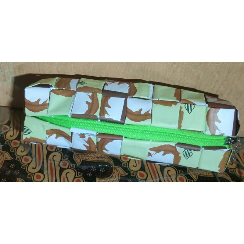 

Kerajinan Tempat Pensil Bahan Daur Ulang Bungkus Kopi