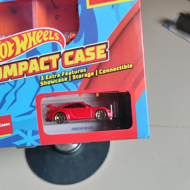 Hot Wheels Porshe 911 GT3 dalam Compact Case segel