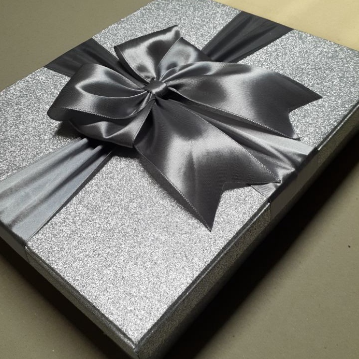 

KUALITAS OKE GIFTBOX GLITTER WHITE ABU MUDA PITA ABU TUA HADIAH VALENTINE