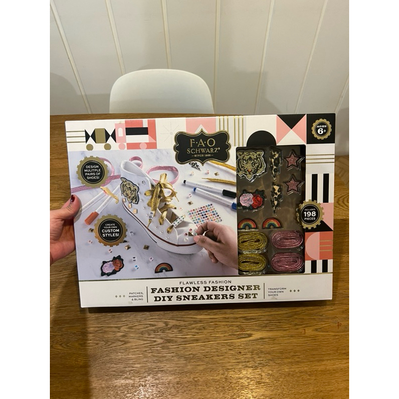 

( NEW ) Fao Schwarz Diy Sneakers ( hanya dapat dekorasi saja )