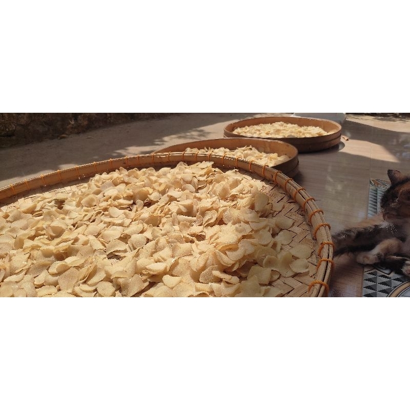 

KERUPUK MENTAH DAN MATANG BUAT RUMAH MAKAN ATAU BUAT DI RUMAH