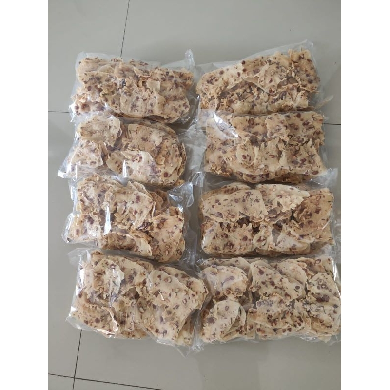 

Tumpi kacang hijau, peyek kacang tanah, dan peyek rebon