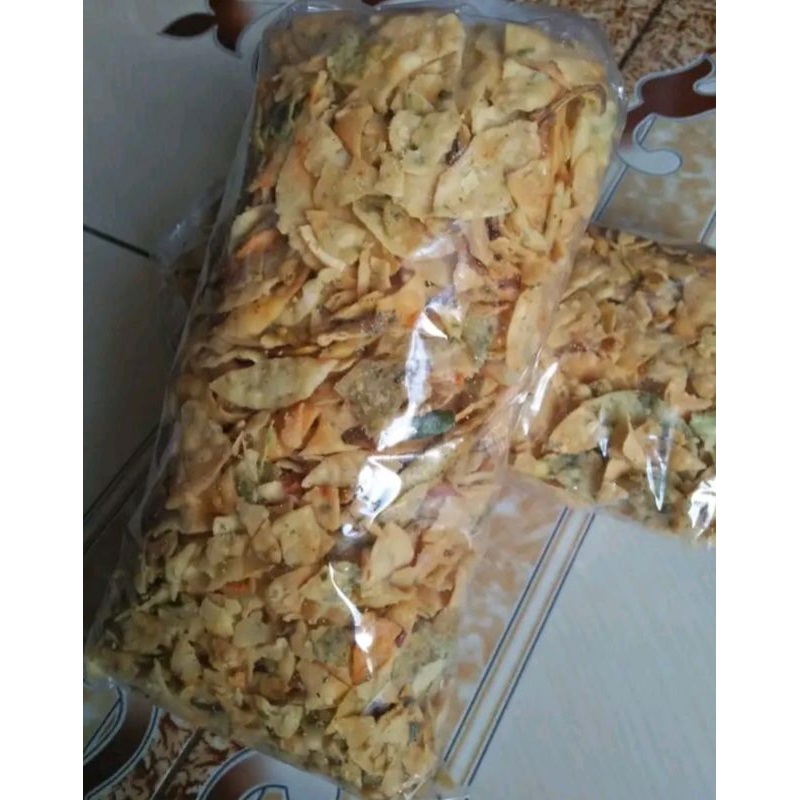 

cemilan keripik gungek / terigu cengek pedas gurih renyah