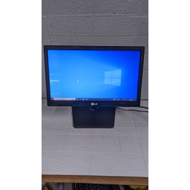Monitor LG 16 Inch 16EN33S-B Like New