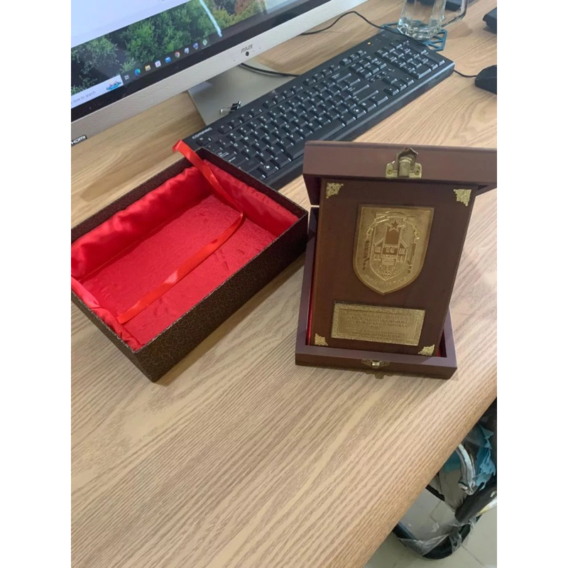 Plakat Plat Logam Kombinasi Kayu